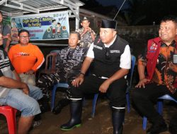 Pj. Gubernur Sulsel Bersama Danlantamal VI Berikan Santunan Kepada Ahli Waris Korban Meninggal Akibat Banjir Bandang di Desa Kaili