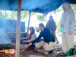 Suardi Saleh Kunjungi Kuliner Khas Tiram Bakar Di Lajari