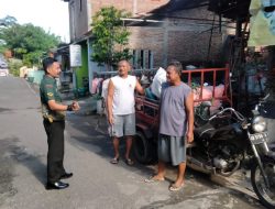 Babinsa Pucangsawit Himbau Pengepul Barang Bekas Perhatikan Kerapian Dan Kebersihan Lingkungan