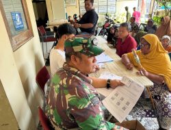 Pastikan Tepat Sasaran, Babinsa Kemlayan Bantu Pendistribusian Beras Untuk Warga Masyarakat Kurang Mampu