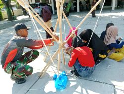 Pratu Mardiman Anggota Satgas TMMD Reguler Ke – 120 Latih Tali-Temali Anak Pramuka