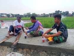 Disela Bangun Talud, Satgas TMMD ke-120 Manfaatkan Waktu Istirahat Berbincang Santai Dengan Warga