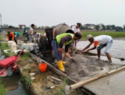 Teriknya Sinar Matahari, Tak Kendorkan Semangat Satgas TMMD Reg Ke-120 Bersama Warga Kebut Pengecoran Jalan