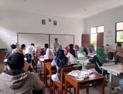 KAMPUS KELAS CIGEULIS PGSD MELAKSANAKAN UAS BERJALAN KONDUSIF .