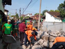 Satgas TMMD Sengkuyung Tahap II Kodim 0735/Surakarta Bersama Warga Bergotong-royong Kebut Pengerjaan Talud