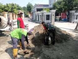 Giatkan Binter Wilayah, Babinsa Dan Warga Karya Bakti Pengecoran Jalan
