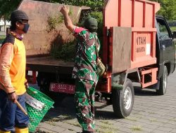 Gandeng Tim Saberling, Babinsa Kelurahan Keprabon Laksanakan Kerja Bakti Pembersihan Lingkungan di Sepanjang Jalan Diponegoro