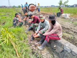 Manfaatkan Istirahat Siang, Anggota Satgas TMMD Reg Komsos Dengan Warga Desa Wirun