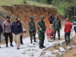 Dansatgas TMMD ke-120 Pantau Langsung Pembangunan Jalan di Trenggalek