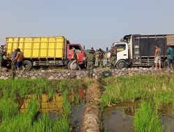 Truk TNI Pengangkut Material Terperosok, Satgas TMMD Dan Warga Bantu Evakuasi