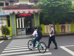Unit Lalulintas Polres Banjar Bantu Sebrangkan Anak Sekolah di Persimpangan saat Jam Masuk Sekolah