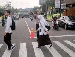 Unit Turjawali Sat Lantas Polres Banjar Bantu Sebrangkan Anak Sekolah di Persimpangan saat Jam Masuk Sekolah
