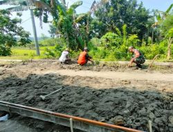 Upaya Menjaga Fasilitas Umum, Babinsa Bantu Perbaikan Jalan