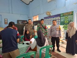 Bhabinkamtibmas Kelurahan Situbatu Monitoring Kegiatan Penyaluran Bantuan Pangan Berupa Beras Seberat 10 Kg dengan Penerima 534 KPM
