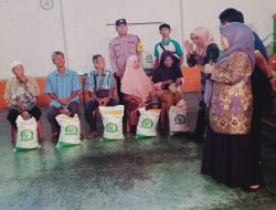 Bhabinkamtibmas Desa Neglasari Monitoring Kegiatan Penyaluran Bantuan Pangan berupa Beras seberat 10 Kg per KPM