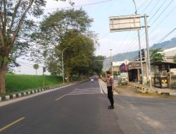 Unit Turjawali Atur Lalulintas Di Pertigaan Rumah Makan Tenda Biru Cegah Terjadinya Laka Lantas
