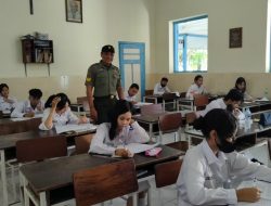 Babinsa Kratonan & Bati Wanwil Bantu Awasi Ujian Siswa-Siswi SMA Kristen 1 Surakarta