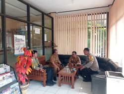 Bhabinkamtibmas Desa Jajawar Pererat Tali Silaturahmi Dengan Perangkat Desa