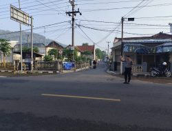 Cegah terjadinya Laka Lantas di Simpang Tiga RM. Tenda Biru Randegan Unit Turjawali Sat Samapta Masif Laksanakan Pelyanan Pengaturan Lalulintas di Lokasi tersebut.