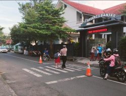 Unit Turjawali Sat Lantas Polres Banjar Bantu Sebrangkan Anak sekolah di Persimpangan Saat Jam Masuk Sekolah