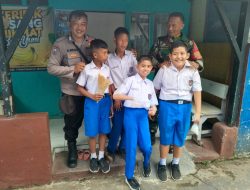 Bhabinkamtibmas dan Babinsa Kelurahan Banjar Kompak Berikan Motivasi Semangat Belajar Pada Anak SDN 3 Banjar