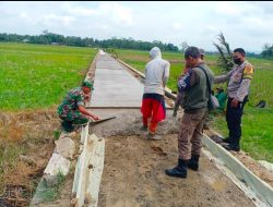 Bhabinkamtibmas dan Babinsa Desa Waringinsari Silaturahmi Kepada Warga Masyarakat Dengan Humanis.