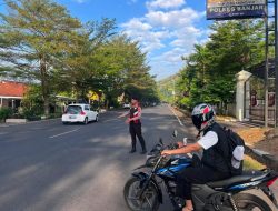 Cegah Terjadinya Laka Lantas di Simpang Tiga SMPN 7 Banjar Unit Turjawali Sat Samapta Lakukan Pelayanan Pengaturan Lalulintas.