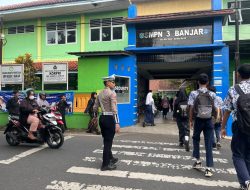 Unit Turjawali Sat Lantas Polres Banjar Bantu Sebrangkan Anak Sekolah di Persimpangan saat Jam Masuk Sekolah