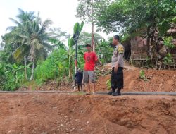 Bhabinkamtibmas dan Babinsa Desa Karyamukti Silaturahmi dengan Warga Masyarakat dengan Humanis.