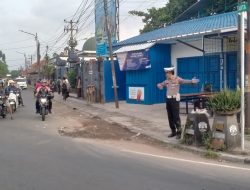 Antisipasi Terjadinya Padat Kendaraan Polsek Banjar Tempatkan Personil Lalulintas Disimpang Empat Pintusinga