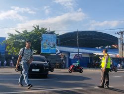 Polsek Banjar Tempatkan Personil Didepan Sekolah Bantu Sebrangkan Anak Sekolah di Jam Pulang Sekolah Di Sore Hari