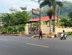 Cegah terjadinya Laka Lantas di Simpang Tiga SMPN 7 Banjar Unit Turjawali Sat Samapta Lakukan Pelayanan Pengaturan Lalulintas.