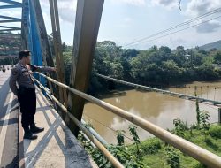 Pemeliharaan dan Penanggulangan Bencana Alam Sat Samapta Polres Banjar Cek Bantaran Sungai Citandui