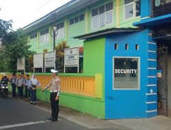 Unit Turjawali Sat Lantas Polres Banjar Bantu Sebrangkan Anak Sekolah di Persimpangan saat Jam Masuk Sekolah