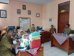 Bhabinkamtibmas Desa Raharja Laksanakan Patroli Sambang Keliling Warga Cek Situasi Kamtibmas di SMP Negeri 7 Banjar.