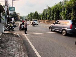Polsek Purwaharja Tempatkan Personill Didepan Sekolah Bantu Sebrangkan Anak Sekolah di Jam Sibuk Sore Hari
