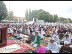 Diiringi Rintik Hujan, Ribuan Masyarakat Kalianget Tetap Khusyu Mengikuti Khutbah Idul Adha Bersama Jajaran Direksi PT. Garam dan Takmir Masjid Al Ikhlas