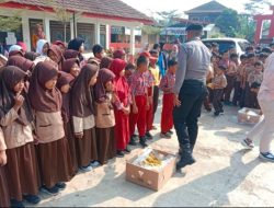 Kapolres Lebak Berikan Bansos Berupa Buah Buahan Sebanyak 38 Peti ke Sekolahan Melalui Kapolsek Warunggunung