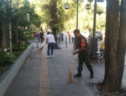 Ciptakan Lingkungan Kerja Yang Nyaman Babinsa Keprabon Bersama Lurah Dan Staf Bersihkan Kantor Kelurahan