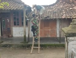 Babinsa Bantu Perbaiki Genteng Akibat Diterpa Angin Kencang
