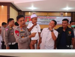 Polres Sarolangun Diserbu Anak-anak, AKBP Budi Prasetya Gendong Peserta Khitanan Massal Dalam Rangka Hari Bhayangkara Ke-78