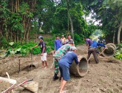 Penuh Semangat, Babinsa Baleharjo Kerja Bakti Pembenahan Gorong-gorong