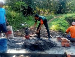 Babinsa Melaksanakan Karya Bakti Perbaikan Jalan Penghubung Desa