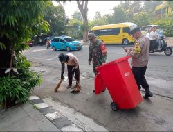 Bersama DLH, Babinsa Kelurahan Sumber Laksanakan Pembersihan Jalan