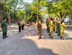 Bimtek Linmas, Babinsa Banjarsari Bersama Bhabinkamtibmas Berikan Pelatihan Dasar Baris Berbaris