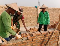 Kehadiran Babinsa Membantu Proses Pembangunan Rumah Warga