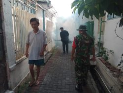 Cegah DBD, Babinsa Sudiroprajan Bantu Pelaksanaan Fogging di Wilayah Binaan