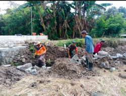 Kerja Bakti Babinsa Bersama Warga Bangun Saluran Irigasi