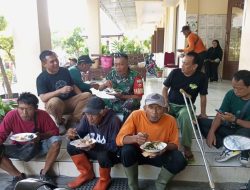 Sembari Menikmati Sarapan Pagi, Babinsa Purwodiningratan Bersama Warga Eratkan Tali Silaturahmi
