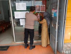 Personel Polsek Kuala Simpang Sambang Warga dan Pemasangan Sticker Himbauan Kapolres Aceh Tamiang “Stop Judi Online”